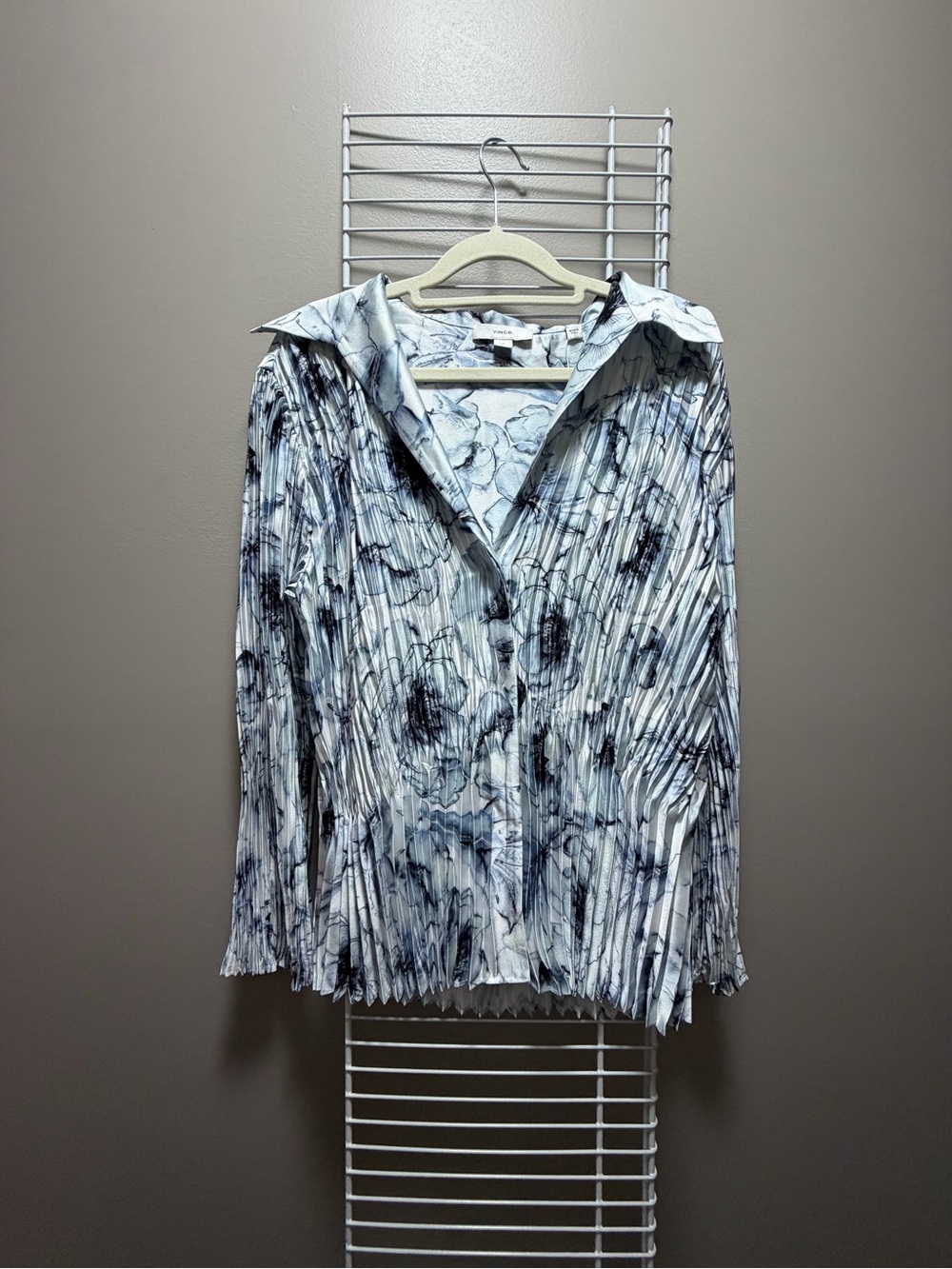 Vince Blue & White Washed Lily Pleated Blouse - Picture 4 of 5